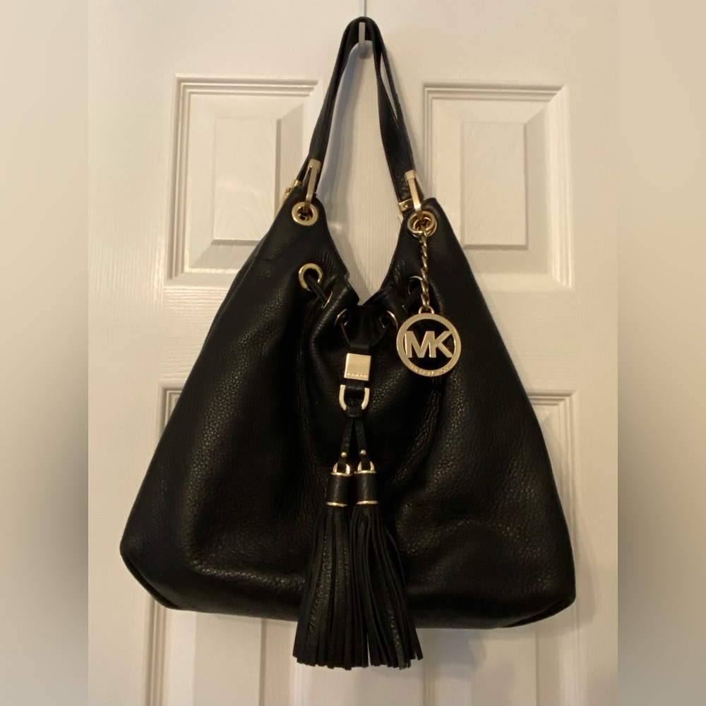 Michael Kors gorgeous leather drawstring bag with tassels. Very good condition